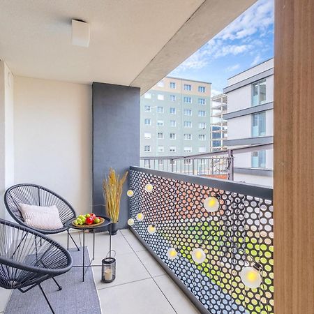 Design Apartment - Balcony, Free Parking, Yoga, 10 Mins To Center, By Gravity Prága Kültér fotó