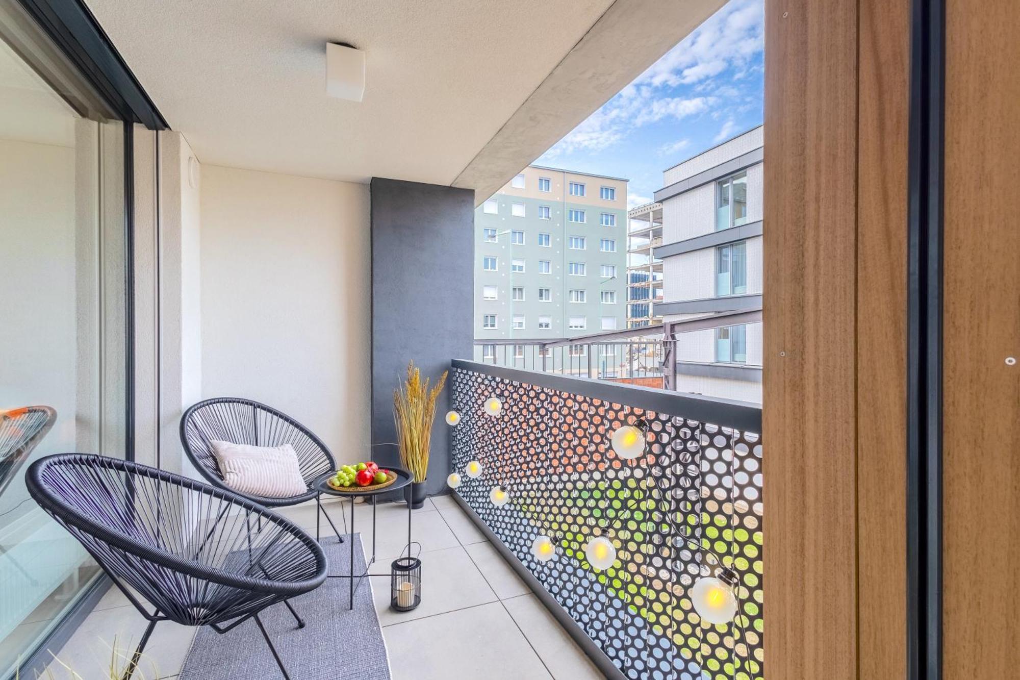 Design Apartment - Balcony, Free Parking, Yoga, 10 Mins To Center, By Gravity Prága Kültér fotó