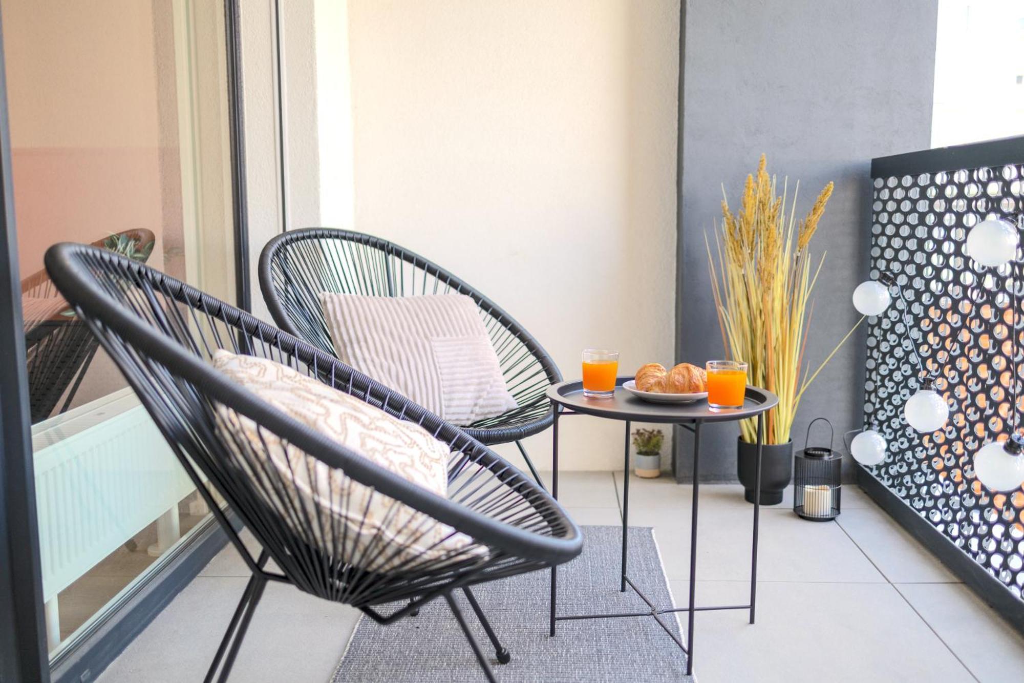 Design Apartment - Balcony, Free Parking, Yoga, 10 Mins To Center, By Gravity Prága Kültér fotó