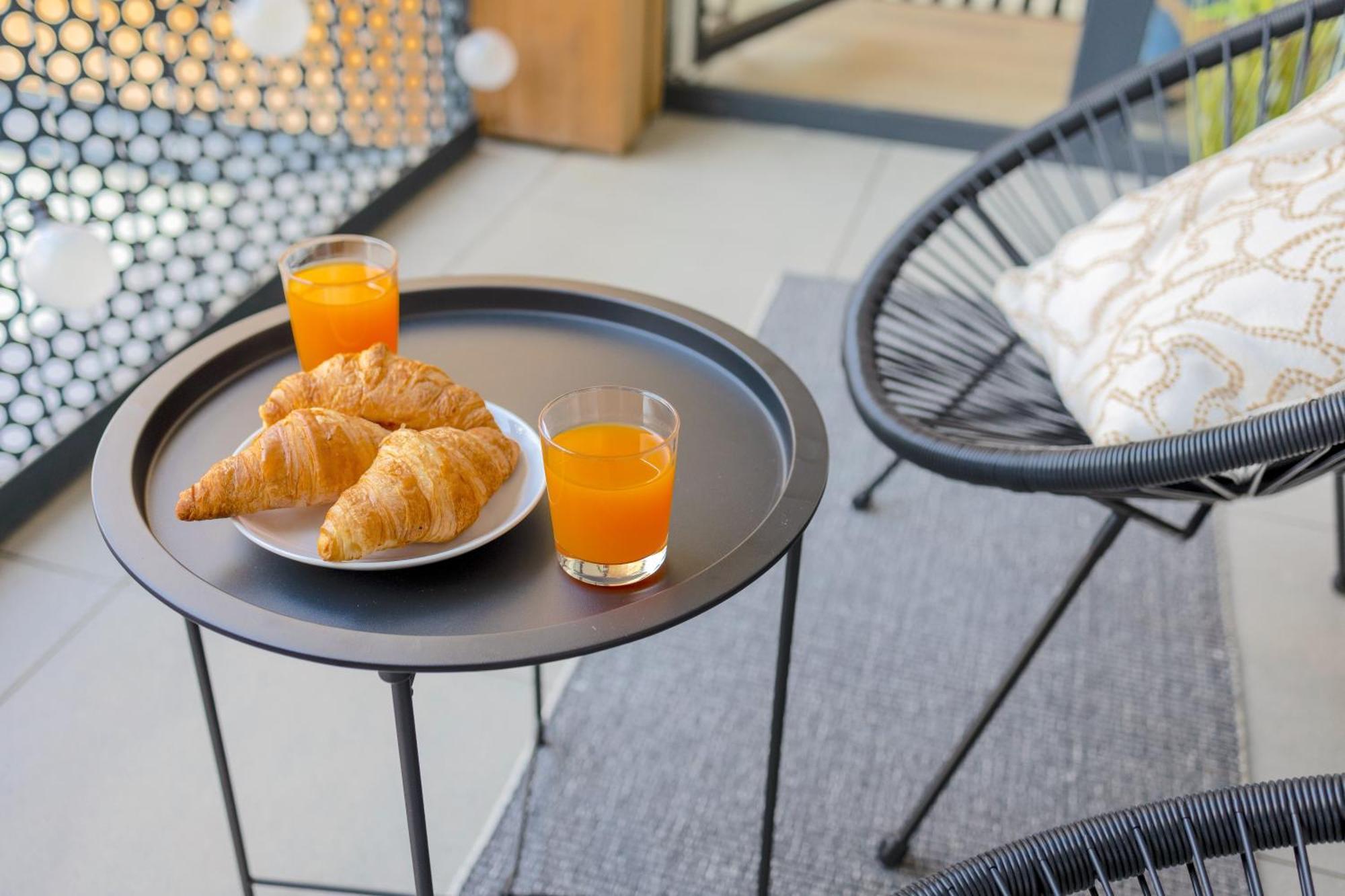 Design Apartment - Balcony, Free Parking, Yoga, 10 Mins To Center, By Gravity Prága Kültér fotó