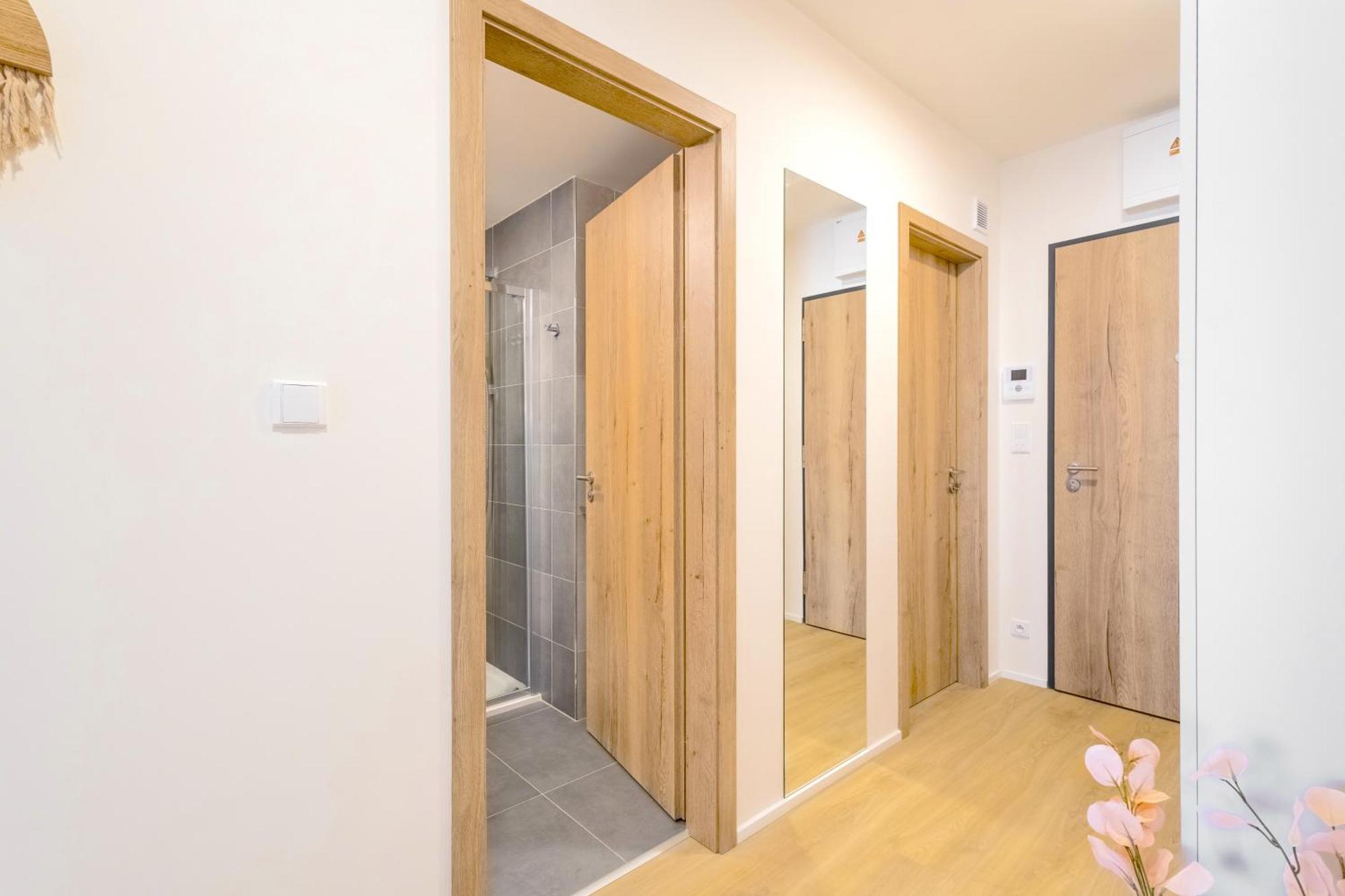 Design Apartment - Balcony, Free Parking, Yoga, 10 Mins To Center, By Gravity Prága Kültér fotó